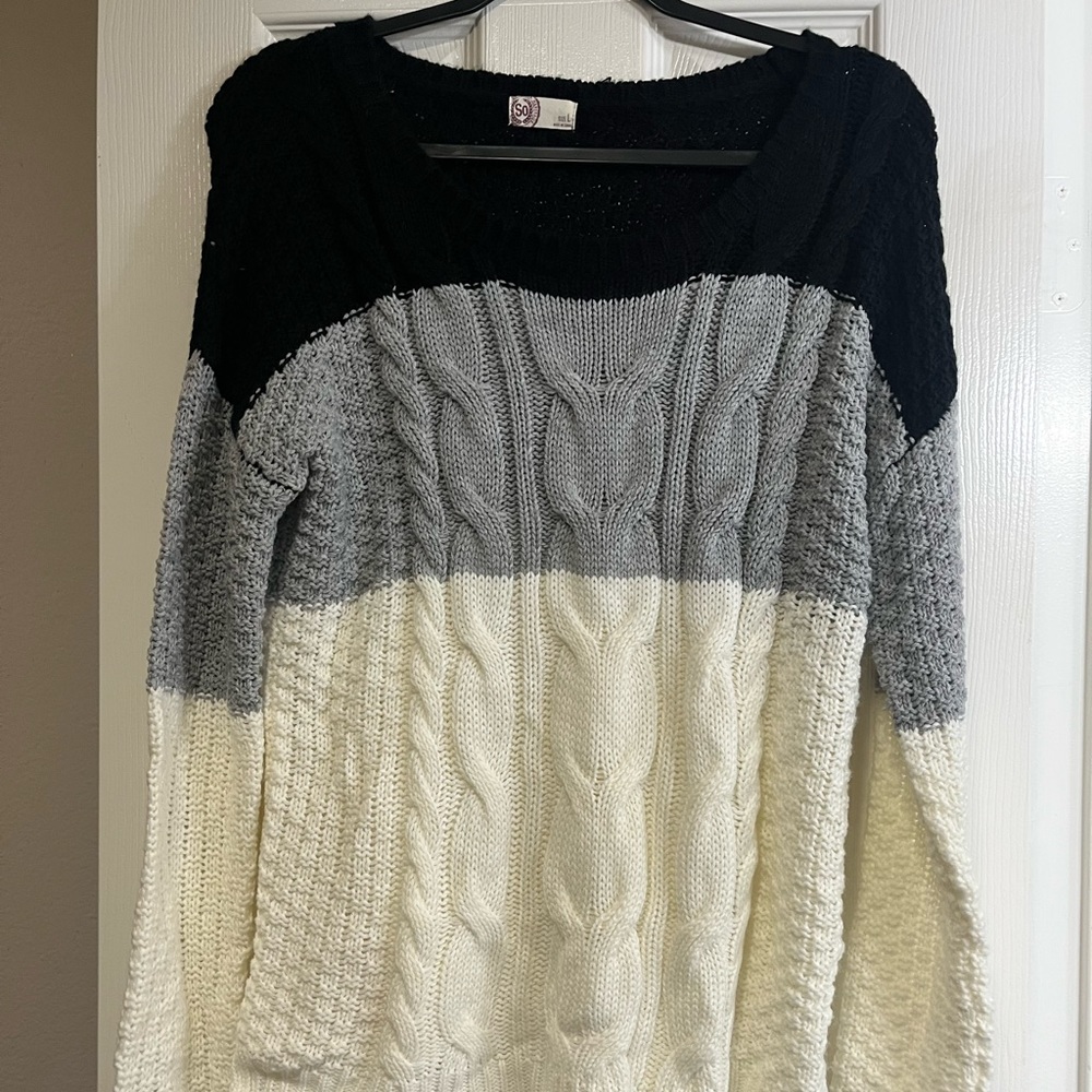 Juniors large color block sweater. Very comfy & warm. EUC